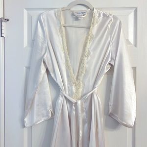 Morgan Taylor Satin Robe L